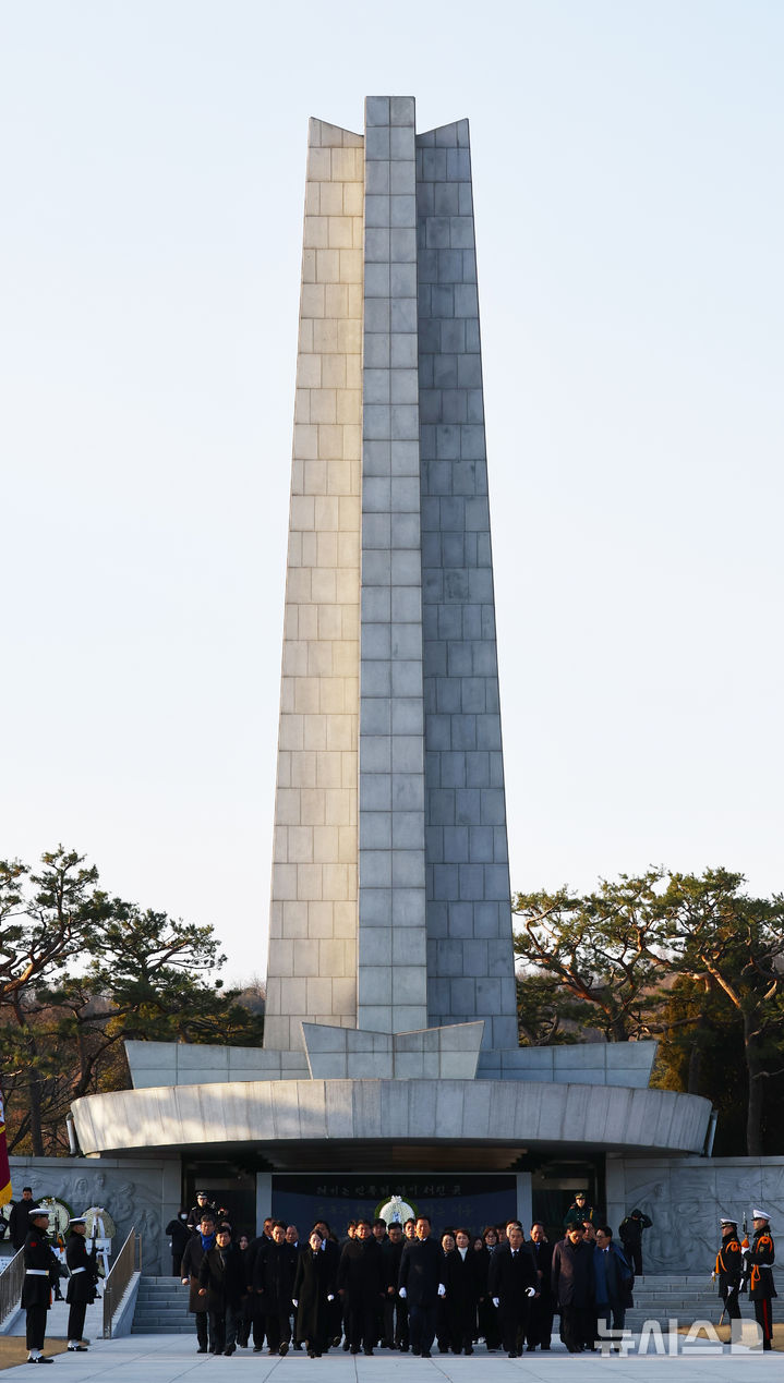 [서울=뉴시스] 박주성 기자 = 정청래 더불어민주당 대표를 비롯한 당 지도부가 2026년 새해 첫날인 1일 서울 동작구 국립서울현충원을 참배하고 있다. 2026.01.01. park7691@newsis.com