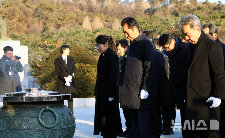 [서울=뉴시스] 박주성 기자 = 정청래 더불어민주당 대표를 비롯한 당 지도부가 2026년 새해 첫날인 1일 서울 동작구 국립서울현충원을 참배하고 있다. 2026.01.01. park7691@newsis.com