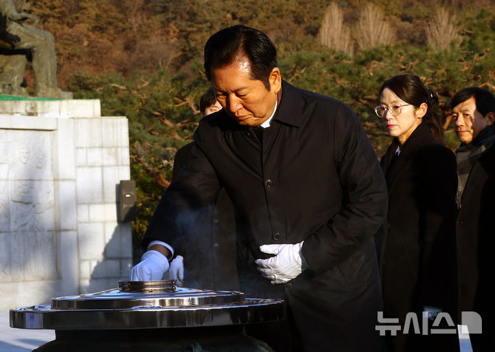 [서울=뉴시스] 박주성 기자 = 정청래 더불어민주당 대표가 2026년 새해 첫날인 1일 서울 동작구 국립서울현충원 현충탑에 분향하고 있다. 2026.01.01. park7691@newsis.com