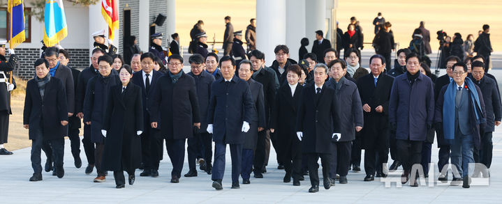 [서울=뉴시스] 박주성 기자 = 정청래 더불어민주당 대표를 비롯한 당 지도부가 2026년 새해 첫날인 1일 서울 동작구 국립서울현충원을 참배하고 있다. 2026.01.01. park7691@newsis.com