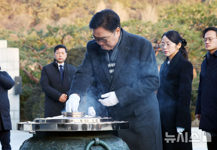 [서울=뉴시스] 박주성 기자 = 우원식 국회의장이 2026년 새해 첫날인 1일 서울 동작구 국립서울현충원 현충탑에 분향하고 있다. 2026.01.01. park7691@newsis.com