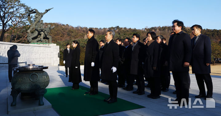 [서울=뉴시스] 박주성 기자 = 오세훈 서울시장이 2026년 새해 첫날인 1일 서울 동작구 국립서울현충원을 참배하고 있다. 2026.01.01. park7691@newsis.com
