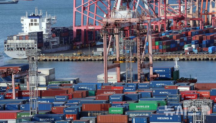  [부산=뉴시스] 하경민 기자 = 부산 남구 신선대(사진 아래) 및 감만(위) 부두 야적장에 수출입 컨테이너가 쌓여 있다. 2026.01.01. yulnetphoto@newsis.com