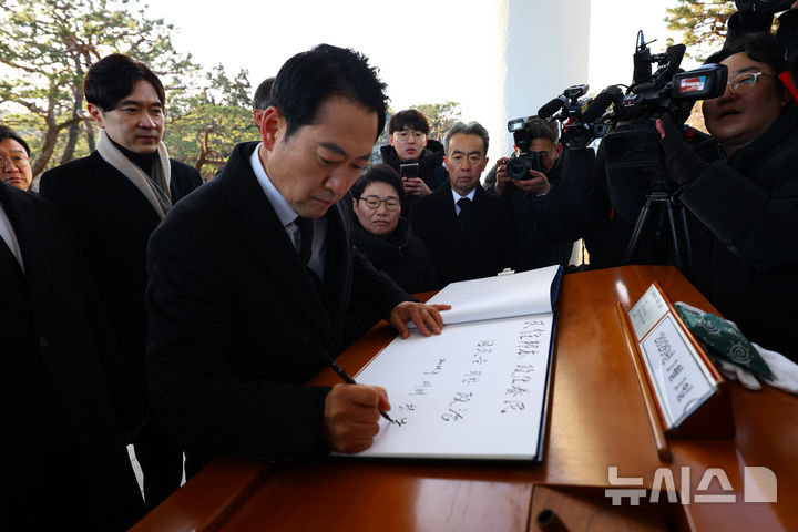 [서울=뉴시스] 박주성 기자 = 장동혁 국민의힘 대표가 2026년 새해 첫날인 1일 서울 동작구 국립서울현충원 참배를 마친 후 방명록을 작성하고 있다. 2026.01.01. park7691@newsis.com