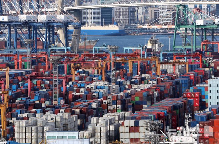  [부산=뉴시스] 하경민 기자 = 1일 산업통상부가 발표한 '2025년 연간 및 12월 수출입 동향'에 따르면 지난해 수출은 1년 전보다 3.8% 증가한 7097억 달러(1025조2600억원)를 달성, 역대 최대 실적을 기록했다. 이날 부산 남구 감만 부두 야적장에 수출입 컨테이너가 쌓여 있다. 2026.01.01. yulnetphoto@newsis.com