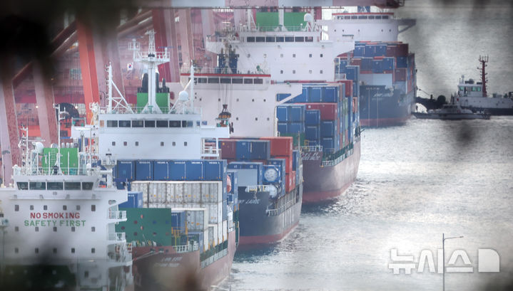  [부산=뉴시스] 하경민 기자 = 부산 남구 신선대에서 컨테이너 선박들이 줄지어 정박하고 있다. 2026.01.01. yulnetphoto@newsis.com