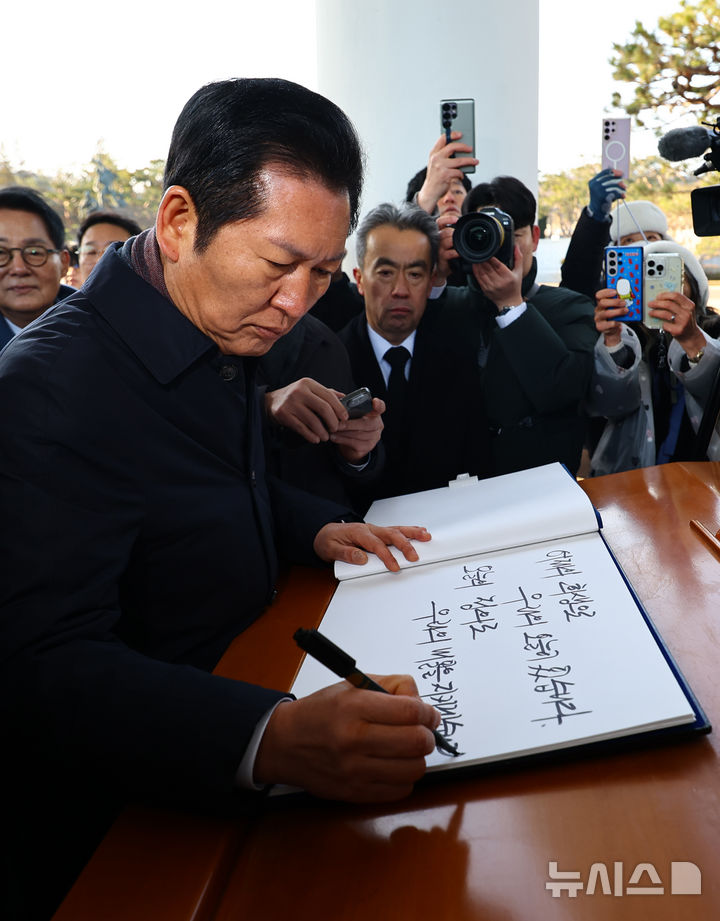 [서울=뉴시스] 박주성 기자 = 정청래 더불어민주당 대표가 2026년 새해 첫날인 1일 서울 동작구 국립서울현충원 참배 후 방명록을 작성하고 있다. 2026.01.01. park7691@newsis.com