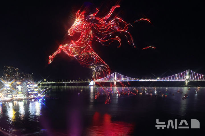  [부산=뉴시스] 하경민 기자 = 2026년(병오년) 새해 첫날인 1일 새벽 부산 수영구 광안리해수욕장 일대에서 드론 2500대를 동원, 붉은 말의 해를 알리는 '2026 카운트다운 광안리 M 드론라이트쇼'가 펼쳐지고 있다. 2026.01.01. yulnetphoto@newsis.com