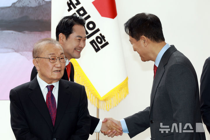 [서울=뉴시스] 고승민 기자 = 장동혁 국민의힘 대표와 오세훈 서울시장이 1일 서울 여의도 당사에서 열린 신년인사회에서 인사하고 있다. 2025.01.01. kkssmm99@newsis.com