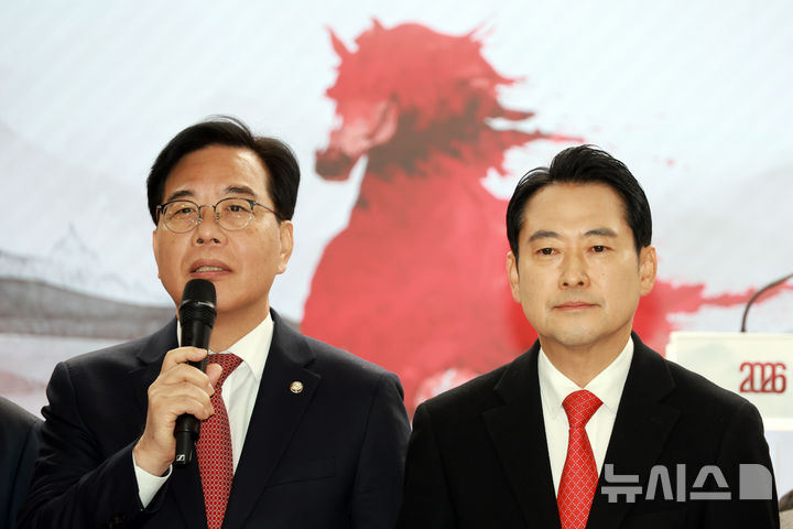 [서울=뉴시스] 고승민 기자 = 송언석 국민의힘 원내대표가 1일 서울 여의도 당사에서 열린 신년인사회에서 인사말을 하고 있다. 2025.01.01. kkssmm99@newsis.com