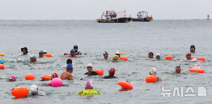 [서귀포=뉴시스] 우장호 기자 = 병오년(丙午年) 새해 첫날인 1일 오전 제주 서귀포시 중문색달해수욕장에서 열린 '제27회 서귀포 겨울바다 국제펭귄수영대회'에서 도민과 내외국인 관광객들이 차가운 바닷물에 뛰어 들며 희망찬 2026년을 맞이하고 있다. 2026.01.01. woo1223@newsis.com