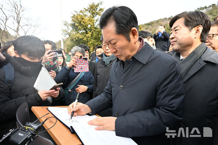 [김해=뉴시스] 차용현 기자 = 1일 오후 더불어민주당 정청래 대표가 경남 김해시 봉하마을 고 노무현 전 대통령 묘역을 찾아 참배를 마친 후 방명록을 작성하고 있다. 2026.01.01. con@newsis.com