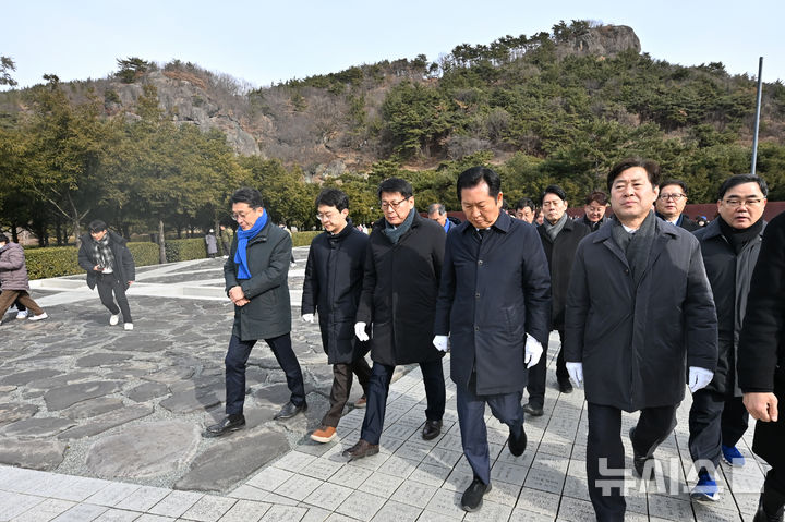 [김해=뉴시스] 차용현 기자 = 1일 오후 더불어민주당 정청래 대표와 당 지도부가 경남 김해시 봉하마을 고 노무현 전 대통령 묘역을 찾아 참배 후 이동하고 있다. 2026.01.01. con@newsis.com