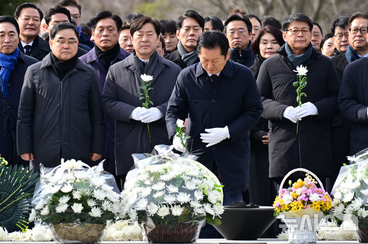 [김해=뉴시스] 차용현 기자 = 1일 오후 더불어민주당 정청래 대표와 당 지도부가 경남 김해시 봉하마을 고 노무현 전 대통령 묘역을 찾아 참배를 하고 있다. 2026.01.01. con@newsis.com