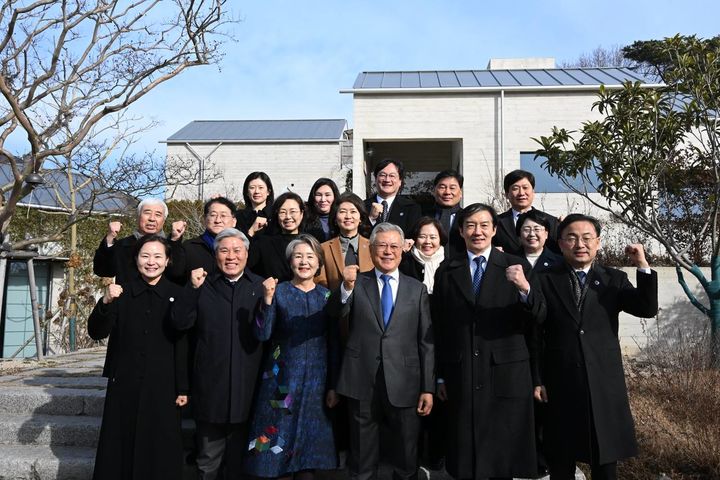 [서울=뉴시스] 고승민 기자 = 조국혁신당 조국 대표와 의원들이 1일 문재인 전 대통령을 예방, 기념촬영하고 있다. (사진=조국혁신당 제공) 2026.01.01. photo@newsis.com *재판매 및 DB 금지