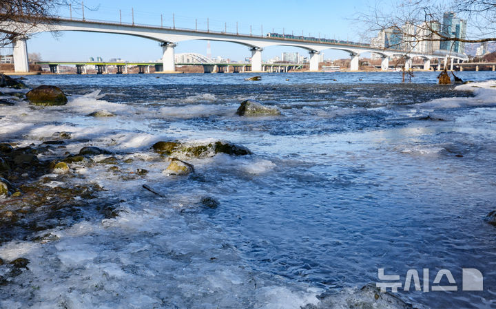[서울=뉴시스] 황준선 기자 = 서울에 한파 주의보가 발효된 1일 서울 영등포구 한강변이 얼어있다. 2026.01.01. hwang@newsis.com
