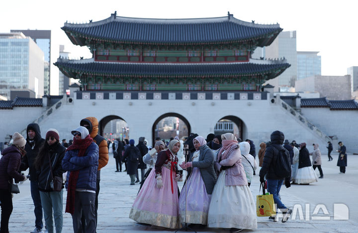 [서울=뉴시스] 김진아 기자 = 병오년 새해 첫날인 1일 서울 경복궁을 찾은 시민들과 외국인 관광객들이 즐거운 시간을 보내고 있다. 2026.01.01. bluesoda@newsis.com