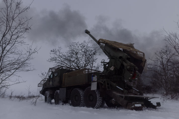 [하르키우=AP/뉴시스] 제48포병여단 소속 우크라이나 군인들이 1일 하르키우 지역 최전선에서 러시아 진지를 향해 2s22 보흐다나 자주포를 발사하고 있다. 2026.01.02 