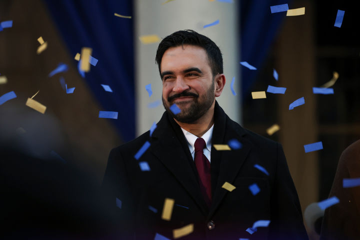 [뉴욕=AP/뉴시스] 조란 맘다니 뉴욕시장이 1일(현지 시간) 뉴욕시청 앞에서 열린 취임식에서 미소를 짓고 있다. 2026.01.02.