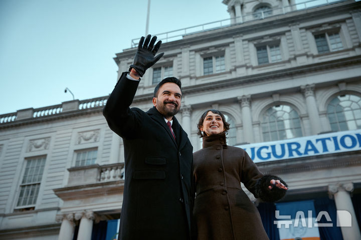 [뉴욕=AP/뉴시스] 조란 맘다니 뉴욕시장과 부인 라마 두와지가 1일(현지 시간) 뉴욕시청 앞에서 열린 취임식에 참석하고 있다. 2026.01.02.