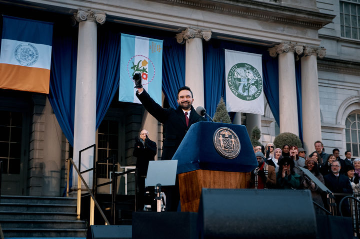 [뉴욕=AP/뉴시스] 조란 맘다니 뉴욕시장이 1일(현지 시간) 뉴욕시청 앞에서 열린 취임식에서 연설하고 있다. 2026.01.02.