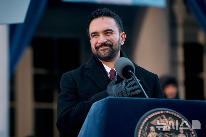 [뉴욕=AP/뉴시스] 조란 맘다니 뉴욕시장이 1일(현지 시간) 뉴욕시청 앞에서 열린 취임식에서 연설하고 있다. 2026.01.02.