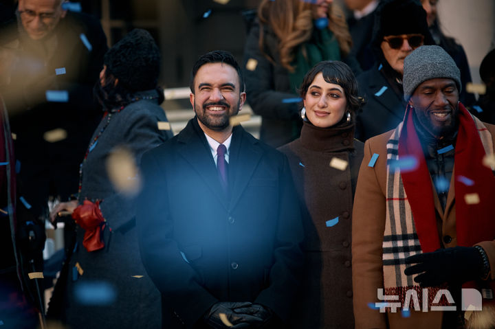 [뉴욕=AP/뉴시스] 조란 맘다니 뉴욕시장과 부인 라마 두와지가 1일(현지 시간) 뉴욕시청 앞에서 열린 취임식에 참석하고 있다. 2026.01.02.