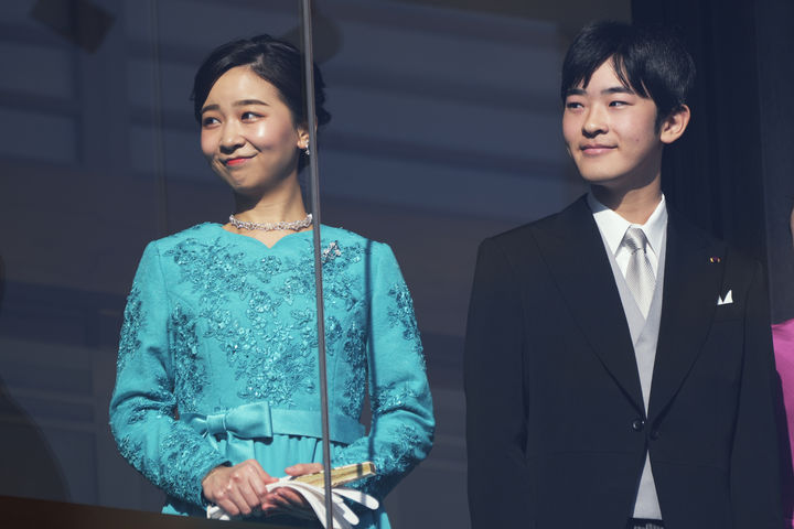 [도쿄=AP/뉴시스]2일 일본 도쿄의 일왕 거처 고쿄(皇居)에서 열린 '잇판산가(一般参賀)' 행사에서 왕위 계승 순위 1위인 아키시노노미야 후미히토 왕세제의 장남, 왕위 계승 순위 2위인 히사히토 왕자(오른쪽)와 차녀 가코 공주가 국민들에게 인사하고 있다. 2026.01.02.