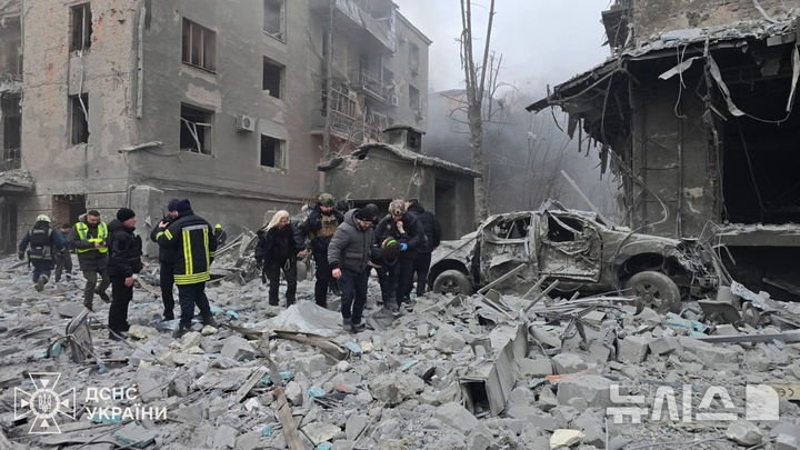 '러시아 공격에 우크라 중부 100만 가구 단전, 난방·식수 중단'…신화