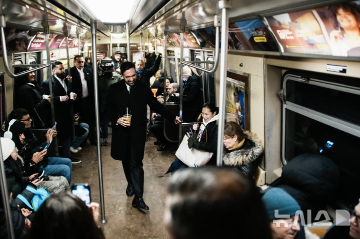[뉴욕=AP/뉴시스] 조란 맘다니 뉴욕시장이 2026년 1월 2일 금요일, 뉴욕시청으로 이동하기 위해 뉴욕 지하철을 타고 가던 중 지지자들에게 인사하고 있다. 2026.01.02.