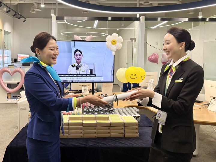 [부산=뉴시스] 에어부산은 지난 1일부터 진에어 부산베이스 승무원과 브리핑실(비행준비실)을 함께 사용하게 된 것을 기념해 환영 행사를 실시했다. (사진=에어부산 제공) 2025.01.02. photo@newsis.com *재판매 및 DB 금지