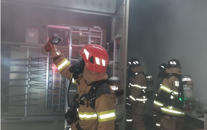  [영주=뉴시스] 영주시 조암동 한 아파트 전기실에서 발생한 화재를 진화하고 있다. (사진=경북소방본부 제공) 2026.01.02. photo@newsis.com *재판매 및 DB 금지
