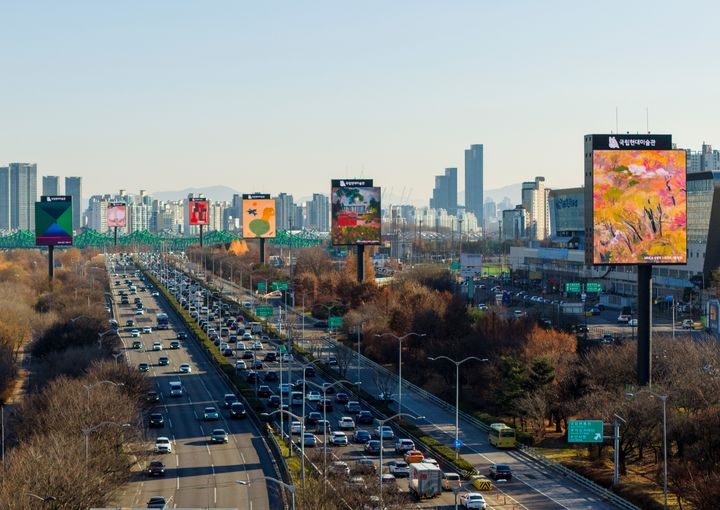 올림픽대로 강남방향 전광판에 국립현대미술관 소장품이 새로 공개됐다. *재판매 및 DB 금지