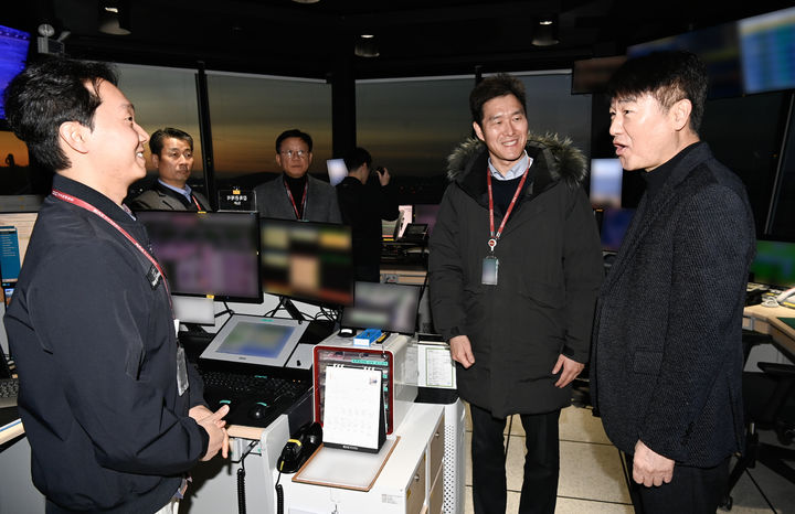 [서울=뉴시스] 박재희 한국공항공사 사장직무대행(오른쪽 첫 번째)이 지난 1일 김포공항 근무현장을 찾아 직원들을 격려하고 있다. 2025.01.02. (사진=한국공항공사 제공) photo@newsis.com *재판매 및 DB 금지