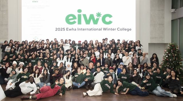 [서울=뉴시스] '2025 이화국제동계대학' 환영식에서 참가자들이 기념사진을 촬영하고 있다. (사진=이화여대 제공) 2026.01.02. photo@newsis.com *재판매 및 DB 금지