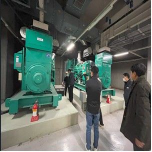 [부산=뉴시스] 관계자가 발전기실을 점검하고 있다. (사진=부산시 제공) 2026.01.02. photo@newsis.com *재판매 및 DB 금지