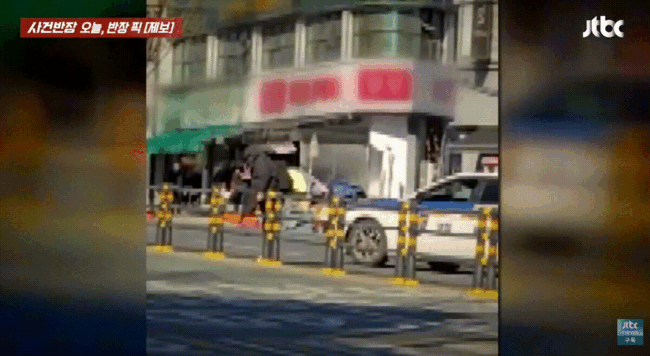 [뉴시스]대구의 한 6차선 도로에서 무단횡단을 하다가 중앙분리대에 다리가 낀 남성의 모습. (영상 = JTBC 사건반장 갈무리) *재판매 및 DB 금지