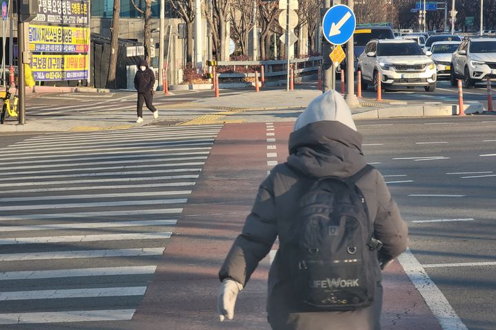 [대구=뉴시스] 이상제 기자 = 강추위가 이어지는 2일 대구 남구의 한 횡단보도에서 시민이 출근길 발걸음을 재촉하고 있다. 2026.01.02. king@newsis.com *재판매 및 DB 금지