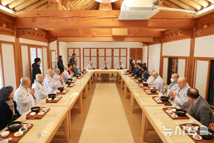[서울=뉴시스]1일 봉은사 구생원에서 열린 사회적약자 초청 떡국나눔 간담회 (사진=대한불교조계종 제공) 