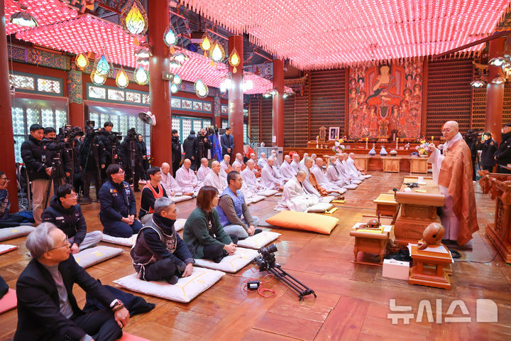 [서울=뉴시스]조계종 총무원장 진우스님이 1일 봉은사 구생원에서 사회적 약자들과 '평등 기원' 108배를 올렸다. (사진=대한불교조계종 제공) 
