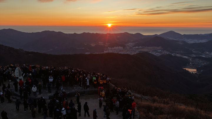 [양산=뉴시스] 천성산 해맞이 전경. (사진=양산시 제공) 2026.01.02. photo@newsis.com *재판매 및 DB 금지