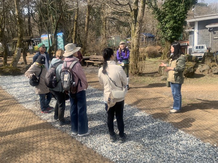 [제주=뉴시스] 한라산국립공원 '꼬닥꼬닥 한라산 숲길 걸으명' 프로그램 모습. (사진=제주도 한라산국립공원관리소 제공) *재판매 및 DB 금지