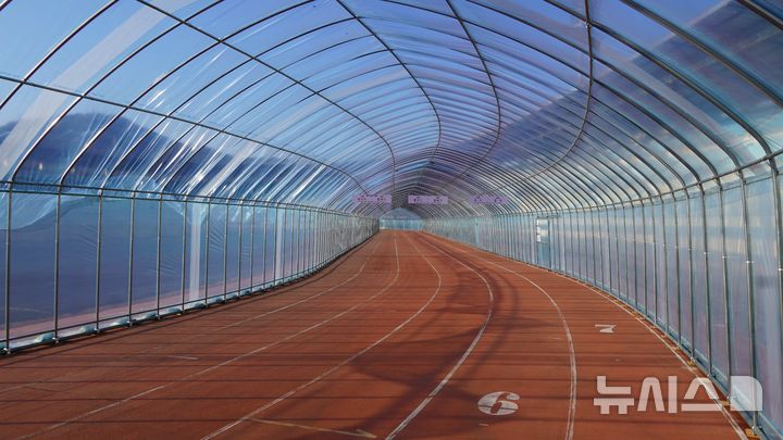 [의정부=뉴시스]조깅트랙에 비닐하우스 설치한 모습. (사진=의정부도시공사 제공) 2026.01.02 photo@newsis.com