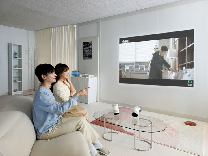 [서울=뉴시스]삼성전자 모델이 AI 포터블 프로젝터 '더 프리스타일+'를 소개하고 있다. (사진 = 업체 제공) 2026.01.02. photo@newsis.com *재판매 및 DB 금지