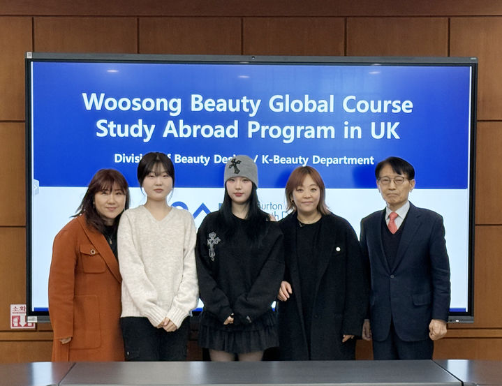 [대전=뉴시스] 우송정보대 K-뷰티학부 메이크업전공 재학생 영국파견 기념촬영 (사진우송정보대 제공) 2025.12.02. photo@newsis.com *재판매 및 DB 금지