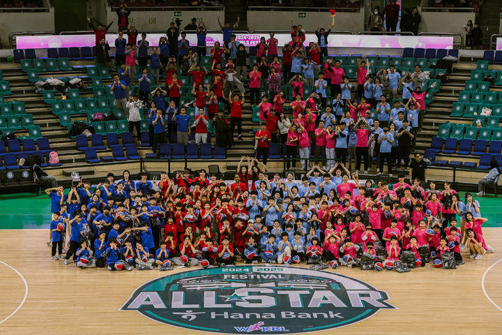 [서울=뉴시스] 2024~2025시즌 W-페스티벌 단체 사진. (사진=WKBL 제공) *재판매 및 DB 금지