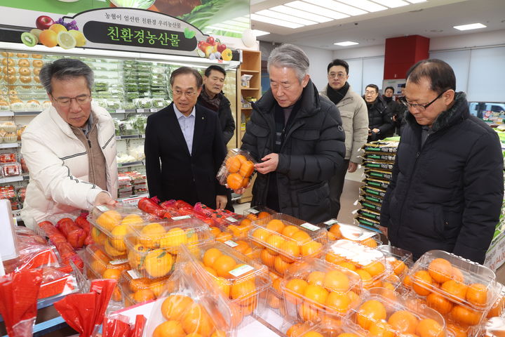 [세종=뉴시스]신년을 맞아 강호동 농협중앙회장(왼쪽에서 3번째)이 서서울농협 하나로마트 매장을 방문해 친환경 농산물을 점검하며 물가 동향을 살펴보고 있다. (사진=농협중앙회 제공) *재판매 및 DB 금지