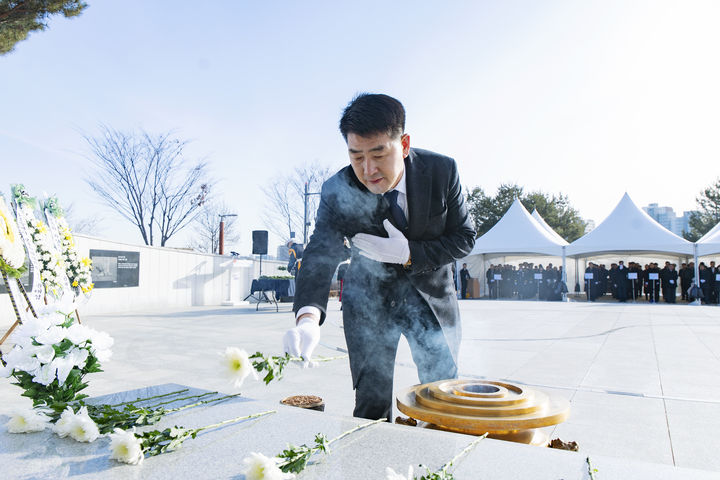 [화성=뉴시스]배정수 화성시의회 의장이 1일 화성현충공원 현충탑에서 헌화하고 있다.(사진=화성시의회 제공)2026.01.02.photo@newsis.com *재판매 및 DB 금지