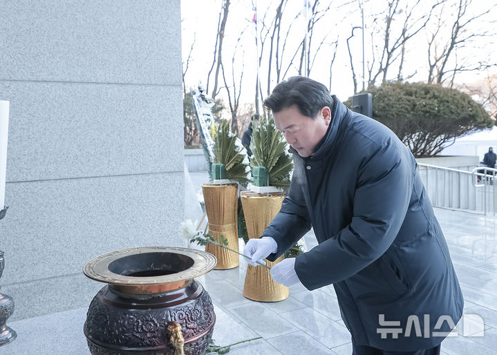 [시흥=뉴시스] 임병택 시장이 논곡동 현충탑을 찾아 신년 참배를 하고 있다.(사진=시흥시 제공).2026.01.02.photo@newsis.com