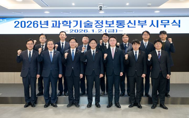 [서울=뉴시스] 배경훈 부총리 겸 과학기술정보통신부 장관이 2일 오전 세종특별자치시 정부세종청사에서 열린 '2026 과학기술정보통신부 시무식' 에서 기념촬영을 하고 있다. 앞줄 왼쪽부터 강상욱 기획조정실장, 윤영빈 우주항공청장, 구혁채 제1차관, 배경훈 부총리, 류제명 제2차관, 박인규 과학기술혁신본부장, 정택렬 대변인. 뒷줄 왼쪽부터 임요업 과학기술혁신조정관, 노경원 우주항공청 차장, 권석민 국립중앙과학관장, 최우혁 정보보호네트워크정책실장, 김성수 연구개발정책실장, 이도규 정보통신정책실장, 김경만 인공지능정책실장. (사진=과기정통부 이영규) *재판매 및 DB 금지